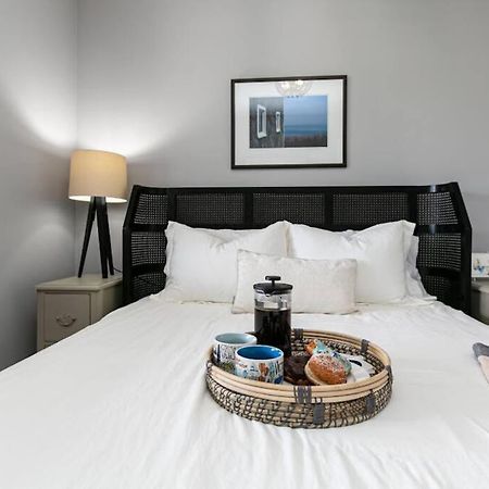 Lovely 2 Bedroom Suite Steps From The Beach Victoria Exterior foto
