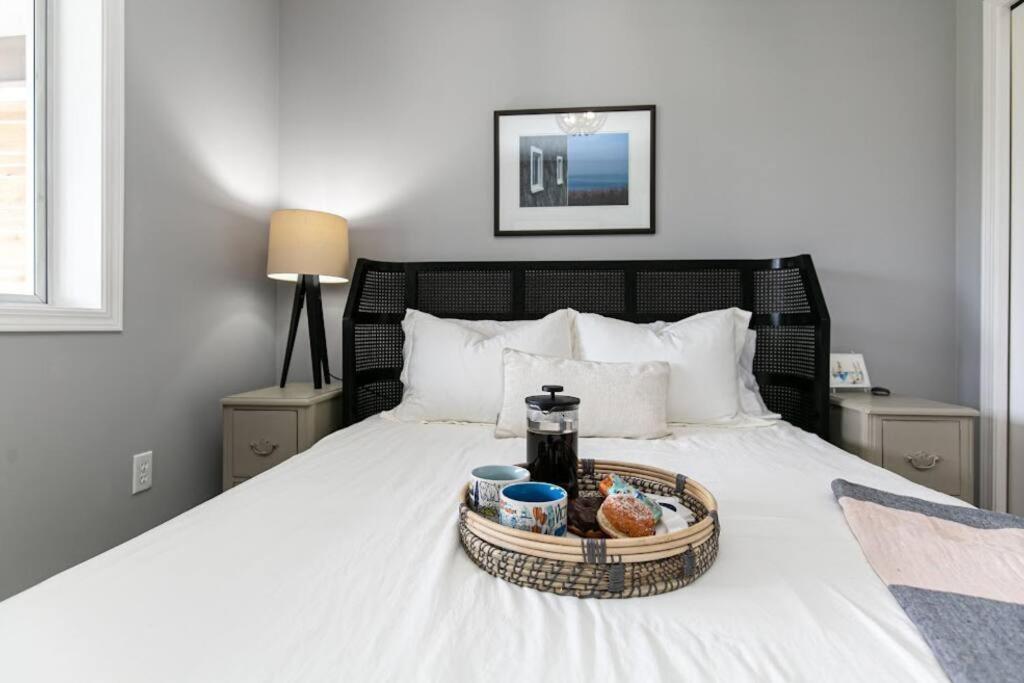 Lovely 2 Bedroom Suite Steps From The Beach Victoria Exterior foto