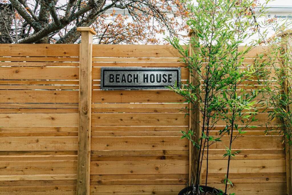 Lovely 2 Bedroom Suite Steps From The Beach Victoria Exterior foto
