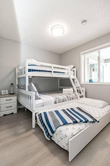 Lovely 2 Bedroom Suite Steps From The Beach Victoria Exterior foto
