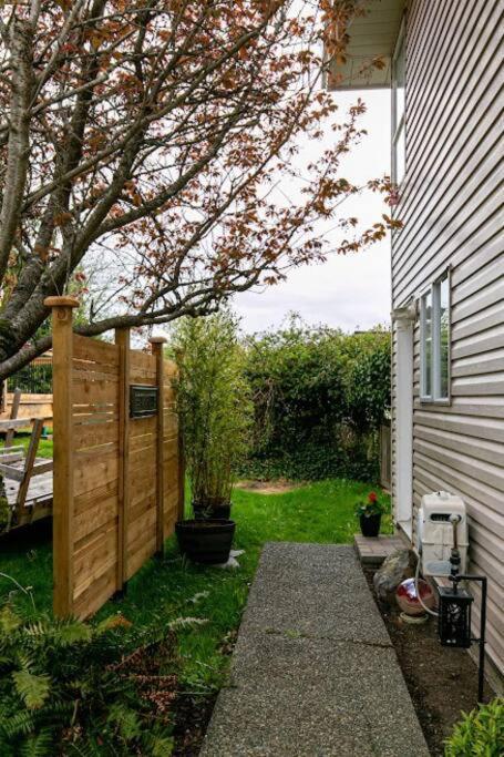 Lovely 2 Bedroom Suite Steps From The Beach Victoria Exterior foto