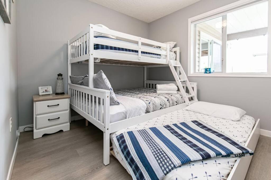 Lovely 2 Bedroom Suite Steps From The Beach Victoria Exterior foto
